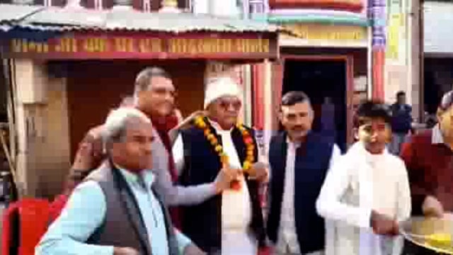 मकर संक्रांति पर खूब बांटी खिचड़ी, लोगों ने किया दान


