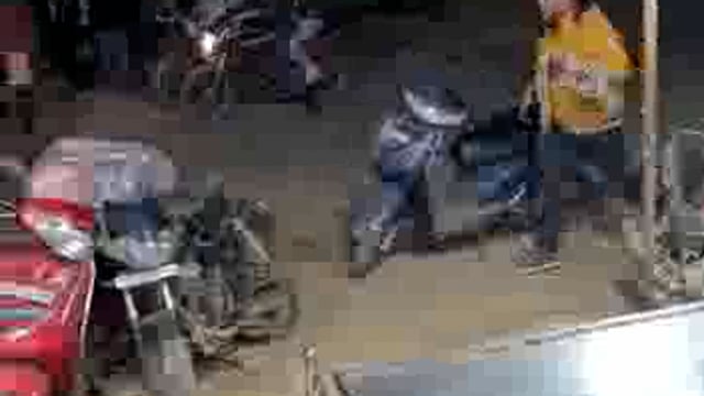 *आगरा ब्रेकिंग....*

दबंगों ने बेरहमी से लोहे की रॉड से युवक को पीटा

दबंगों की खुली गुंडई का वीडियो सोशल मीडिया पर हुआ 