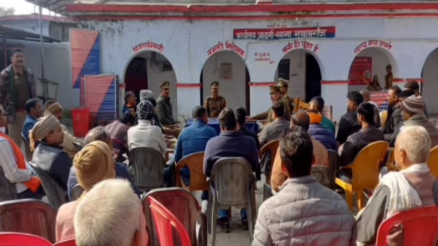 नवाबगंज थाना परिसर में नवागत प्रभारी निरीक्षक ने जनप्रतिनिधियों के साथ की बैठक कई मुद्दों पर किया चर्चा