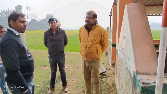 मुख्य विकास अधिकारी जयेंद्र कुमार ने मरवटिया माफी में बने अस्थाई गौशाला व सामुदायिक शौचालय का किया निरीक्षण ।