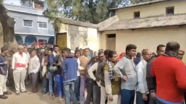 यूरिया खाद के लिए बिसकोमा में उमड़ी भीड़, नियंत्रण के लिए बुलाई गई पुलिस*
