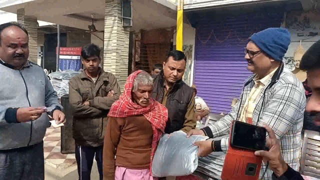 लायंस क्लब के द्वारा सूरजगढ़ा में जरूरतमंद लोगों के बीच बांटा गया कंबल
