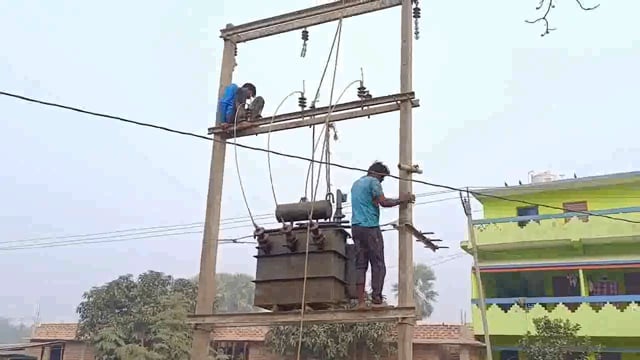 गाजिया गांव में लग रहे ट्रांसफार्मर से ग्रामीणों में हर्ष, 300 परिवारों को मिलेगी बिजली का लाभ