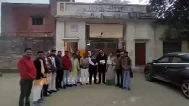 बीजेपी प्रत्याशी बाबूलाल तिवारी के प्रचार ने पकड़ा जोर समर्थकों ने विद्यालयों में जाकर कर रहे वोट देने की अपील


