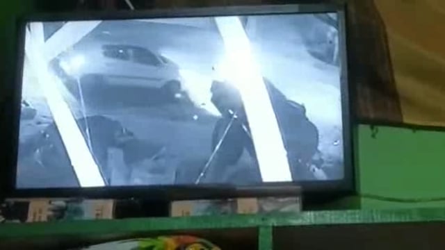 देर रात 2:25 अग्रहरी मैरेज हॉल के सामने खड़ी ट्रैक्टर की बैटरी खोल ले गए चोर पीड़ित ने थाने में दी तहरीर।