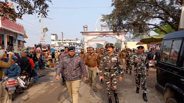 गणतंत्र दिवस को लेकर एसएसबी व पुलिस की संयुक्त टीम ने बॉर्डर क्षेत्र में किया पैदल गस्त ।
