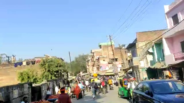 रिटायर इस्पेक्टर के द्वारा ई रिक्शा चालक को भरे बाजार में पीटा सोशल मीडिया पर वीडियो वायरल दिबियापुर थाना क्षेत्र का 