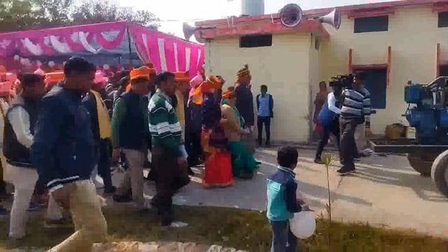 बीडीओ अश्विनी सोनकर एडीओ प्रवीण कुमार ने धूमधाम से निकाली सीएम सामूहिक विवाह बारात
सीडीओ ने वितरित किये सीएम प्रमाण पत्र