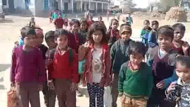 कैसे पढ़ें नौनिहाल: प्राथमिक विद्यालय भरऊगढ़ में नहीं रुकते अध्यापक 