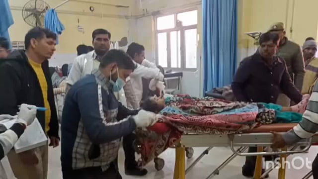 मथुरा गोकुल बैराज के समीप सवारियों से भरे टेंम्पो में टूरिस्ट बस ने मारी टक्कर आधा दर्जन हुए घायल