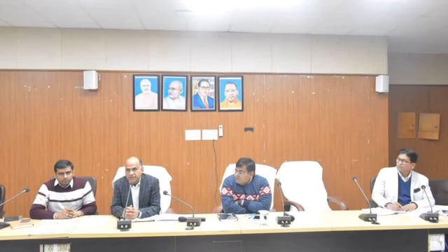 गौशाला निर्माण और गौवंश संरक्षण को लेकर विशेष सचिव राकेश कुमार ने कलेक्ट्रेट सभागार में अधिकारियों के साथ की बैठक