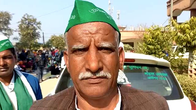 किसान यूनियन के कार्यकर्ताओं ने एसडीएम खैर को सौंपा ज्ञापन