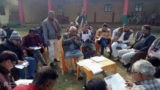 विधायक माता प्रसाद पांडे ने विधान परिषद चुनाव स्नातक की तैयारी को लेकर इटवा अपने आवास पर की बैठक ।