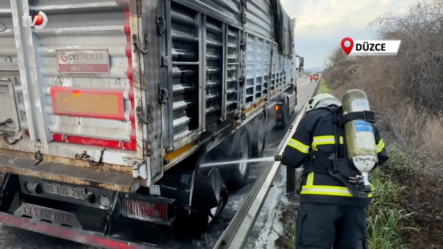 Kamyonun Lastikleri Tutuşunca Otoyol Tek Şeride Düştü