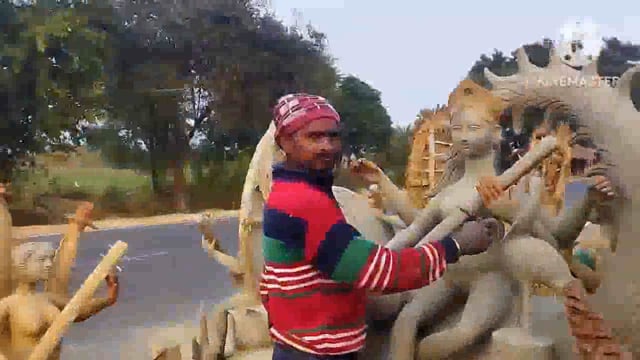 सरस्वती पूजा को लेकर प्रतिमा निर्माण का कार्य जोरों पर फुल्लीडुमर में कलाकार प्रतिमा को अंतिम रूप देने में जुटे