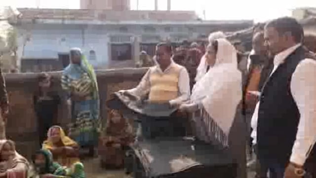 भीषण ठंड को देखते हुए सहिजवार में डुमरियागंज विधायक सैयदा खातून ने जरूरतमंदों में वितरित किया कंबल ।