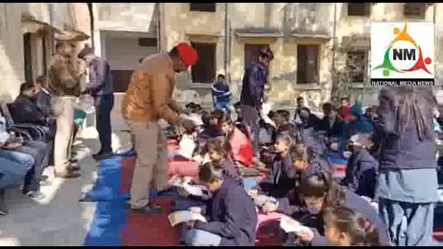 स्कूली छात्र छात्राओं को यातायात के नियमों की वृंदावन यातायात प्रभारी द्वारा दी गई जानकारी।