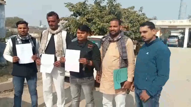 खैर कोतवाली के पल्ला चांद हल्का पर तैनात चौकी प्रभारी की स्थानांतरण की क्षेत्रीय प्रधान व ग्रामीणों ने सीओ से की मांग