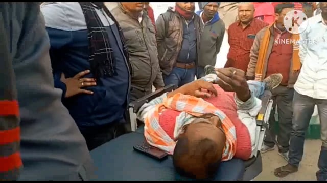 बच्चा को बचाने के क्रम में टोटो रिक्शा पलटने से चालक जख्मी फुल्लीडुमर अस्पताल में प्राथमिक उपचार के बाद बांका रेफर