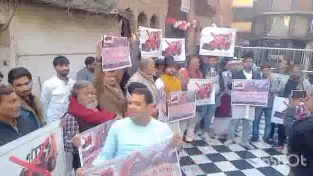 बुलडोजर के प्रतीकात्मक चित्र को लेकर कॉरिडोर का अनोखा विरोध प्रदर्शन आठवें दिन भी रहा जारी