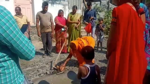 शहरातील प्रभाग क्रमांक 19 मध्ये 15 लक्ष  रुपयांच्या सिमेंट रस्त्याच्या कामाचा शुभारंभ