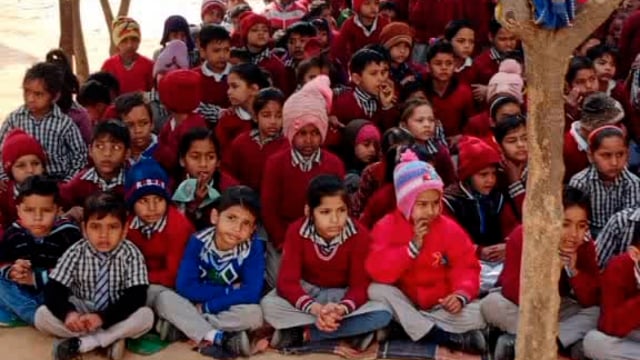 मथुरा के जमुनापार ऑक्सफोर्ड पब्लिक स्कूल में अग्निशमन विभाग माट द्वारा मॉकड्रिल करके बच्चों को अग्नि बचाव के तरीका बताया