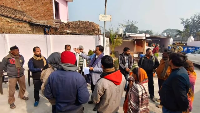 पूर्व बेसिक शिक्षा मंत्री सतीश द्विवेदी ने शनिचरा स्थित अपने आवास पर क्षेत्रवासियों की सुनी समस्या।