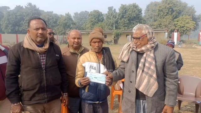 इटवाMLAमाता प्रसाद पांडे ने असनहरा माफी निवासी व्यक्ति की सांड के हमले से मौत पर पीड़ित परिवार की₹20000देकर की गई सहायता