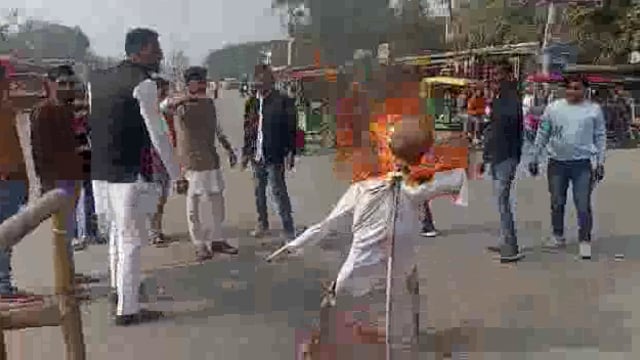 जालौन
जालौन नगर क्षेत्र में स्थित देवनगर चौराहे पर बजरंग दल के कार्यकर्ताओं ने बिहार के शिक्षा मंत्री का पुतला दहन किया 