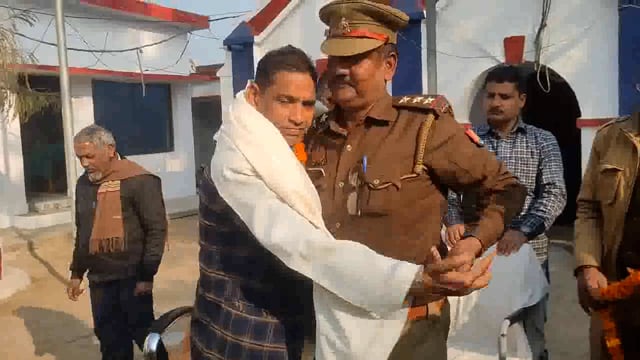 डुमरियागंज इंस्पेक्टर वकील पांडे का हुआ स्थानांतरण थाना स्टाफ व क्षेत्र वासियों की उपस्थिति में हुआ विदाई समारोह ।