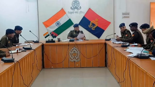 कपिलवस्तु महोत्सव के दौरान चुस्त रहेगी सुरक्षा व्यवस्था पुलिस लाइन सभागार में बैठक में एसपी अमित कुमार आनंद ।