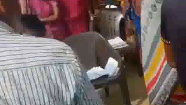  कोटेदार की मनमानी पर ग्रामीणों का फूटा गुस्सा
एसआई पहुँचे जाँच करने
मुफ्त राशन पर पैसा लेने व एक यूनिट कम देने का आरोप