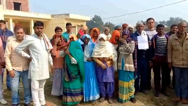 खैर तहसील के गांव खेड़िया खुर्द में राशन डीलर ग्रामीणों से करता है अभद्रता