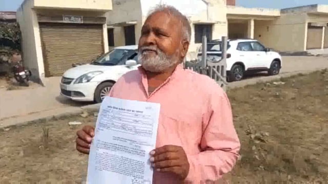 तहसील क्षेत्र के गांव मऊ में दबंग लोगों ने कर रखा है सरकारी जमीन पर कब्जा पूर्व प्रधान हुकम से ने आज तहसील समाधान दिवस म