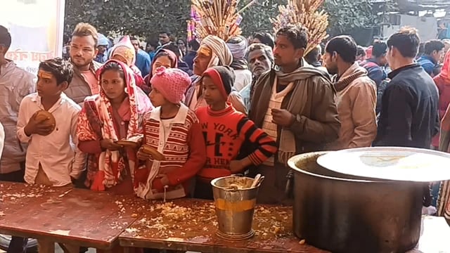 कर्नलगंज के सरयू कटरा घाट पर मौनी अमावस्या पर श्रद्धालुओं के द्वारा किया गया भंडारा