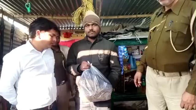 बबुरा गांव स्थित किराना दुकान से धनकुंड पुलिस ने 3 किलो 85 ग्राम गांजा के साथ कारोबारी को किया गिरफ्तार