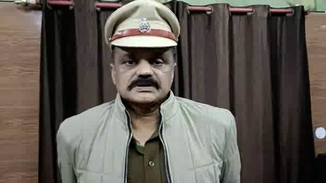 लालगंज तहसील के शारदा सहायक में हुई मछली के संबंध में बयान देते एडिशनल एसपी पश्चिमी,