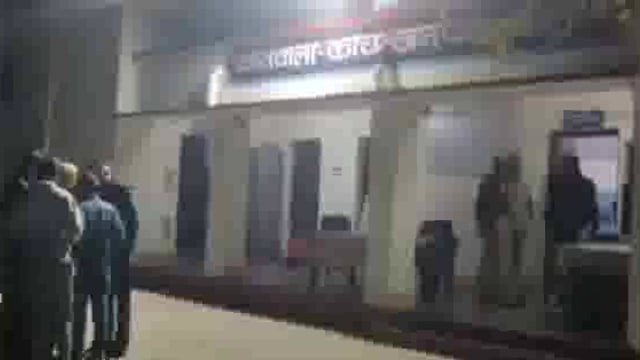 कोंच कोतवाली का नवागन्तुक एसपी ईराज राजा ने किया औचक निरीक्षण वांछित अपराधियों की गिरफ्तारी के दिए कड़े निर्देश


