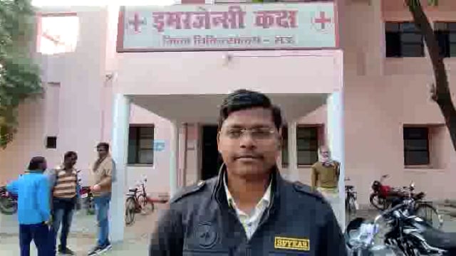 मऊ जिला अस्पताल में पत्रकार के साथ चिकित्सक ने की अभद्रता छिनी मोबाइल पत्रकार ने दी जानकारी