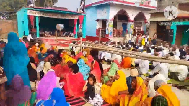 फुल्लीडुमर प्रखंड के प्रसिद्ध माघी काली मंदिर डोमोडीह में मां काली का पट खुलते ही उमड़ी श्रद्धालुओं की भीड़