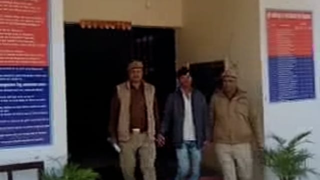 लोटन पुलिस द्वारा खीरीडीहा मोड़ से ₹10,000के इनामिया गैंगस्टर एक्ट में वांछित1अभियुक्त को गिरफ्तार कर भेजा गया न्यायालय