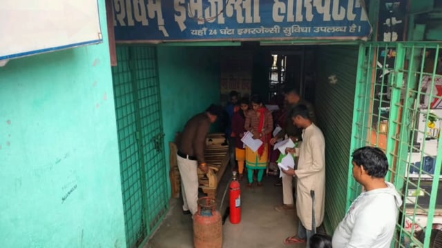 मेदनी चौकी क्षेत्र के शिवम इमरजेंसी हॉस्पिटल में अग्निशमन कर्मी के द्वारा मॉक ड्रिल के माध्यम से आग पर बचाव 