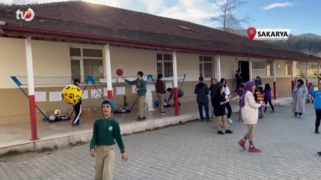 Çocukları Patlak Topla Oynarken Gördü, Duyarsız Kalmadı