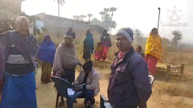 फुल्लीडुमर प्रखंड में अनुसूचित जनजाति के आवास हेतु विकास मित्र द्वारा किया जा रहा है सर्वेक्षण