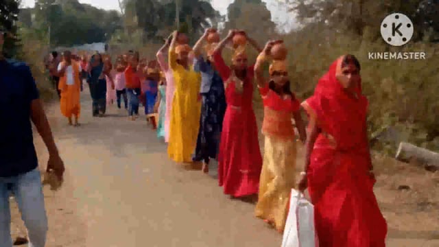 कटोरिया प्रखंड के भलुआकुरा गांव में माघी  वैष्णवी दुर्गा पूजा को लेकर निकाली गई भव्य कलश शोभायात्रा।