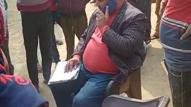 बिहार विकासखंड के बेधन गोपालपुर के कोटेदार पर ग्रामीणों ने लगाया आरोप की फ्री के राशन पर कोटेदार वसील रहा पैसा।