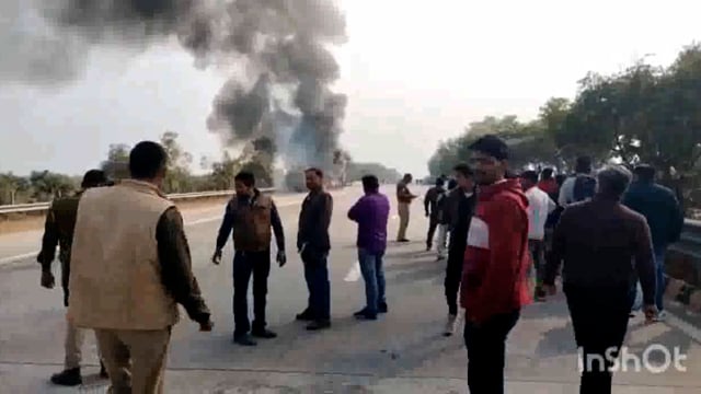 यमुना एक्सप्रेस वे की माइलस्टोन 64 पर खड़े डंपर में कार घुसी हुआ भीषण हादसा कार व डंपर में लगी आग