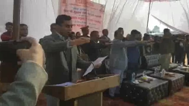 बलरामपुर: डीएम ने सड़क सुरक्षा अभियान को लेकर नियमों का पालन करने के लिए दिलाया शपथ।