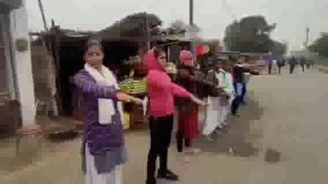 सड़क दुर्घटनाओं को रोकने के लिए बनाई गई कई किलोमीटर लंबी मानव श्रृंखला लोगों को किया गया जागरूक


