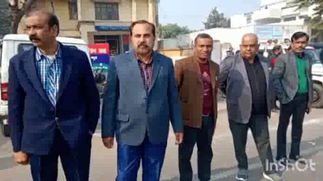 डीएम एसएसपी ने सुभाष चंद्र बोस जयंती पर सड़क सुरक्षा को लेकर मानव श्रृंखला बनाई और यातायात नियमों की शपथ दिलाई